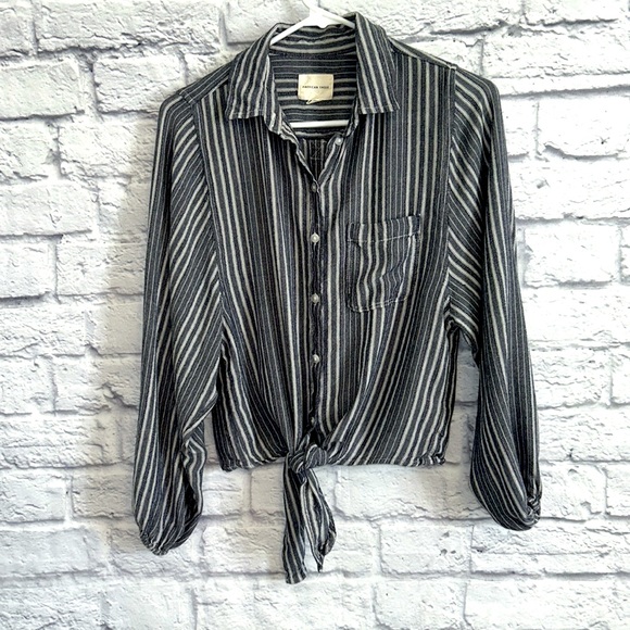 American Eagle striped button-down ties in front shirt - Picture 1 of 4